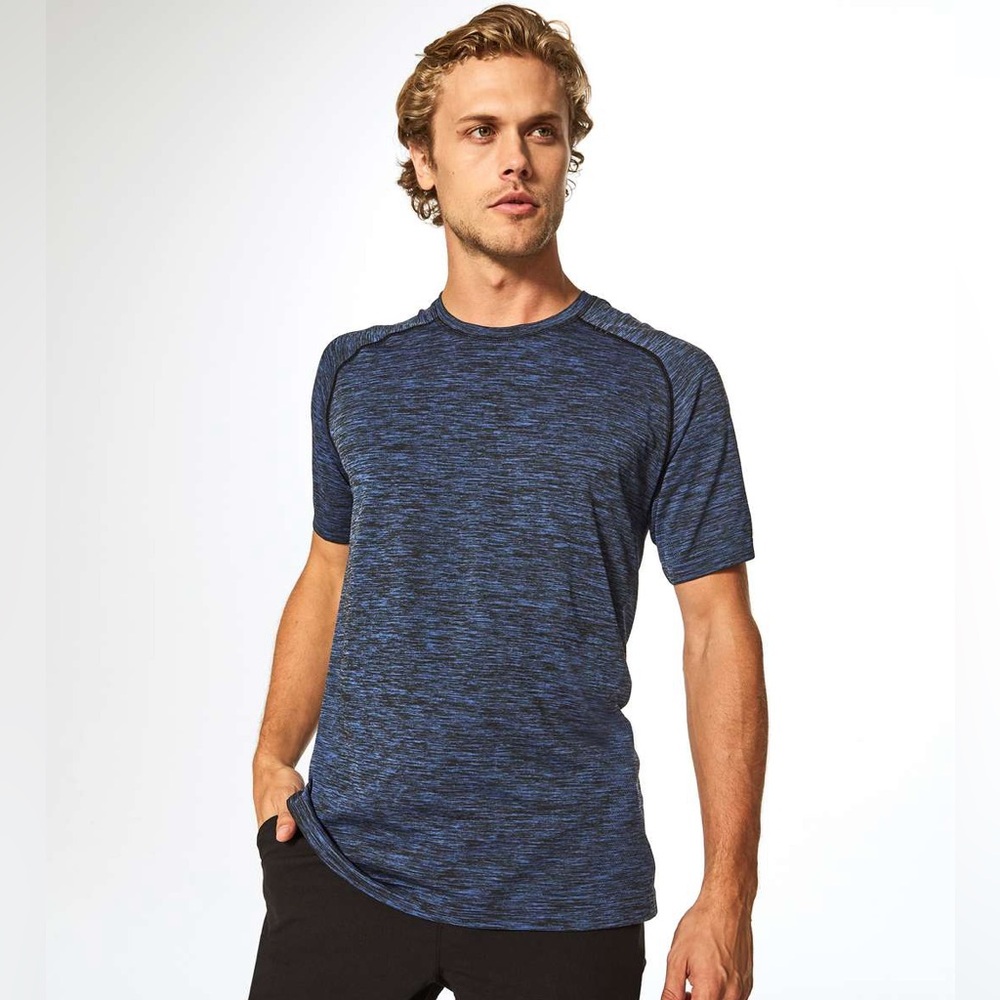 Lululemon  Men’s Metal Vent Tech Short Sleeve Performance Shirt in blue - M